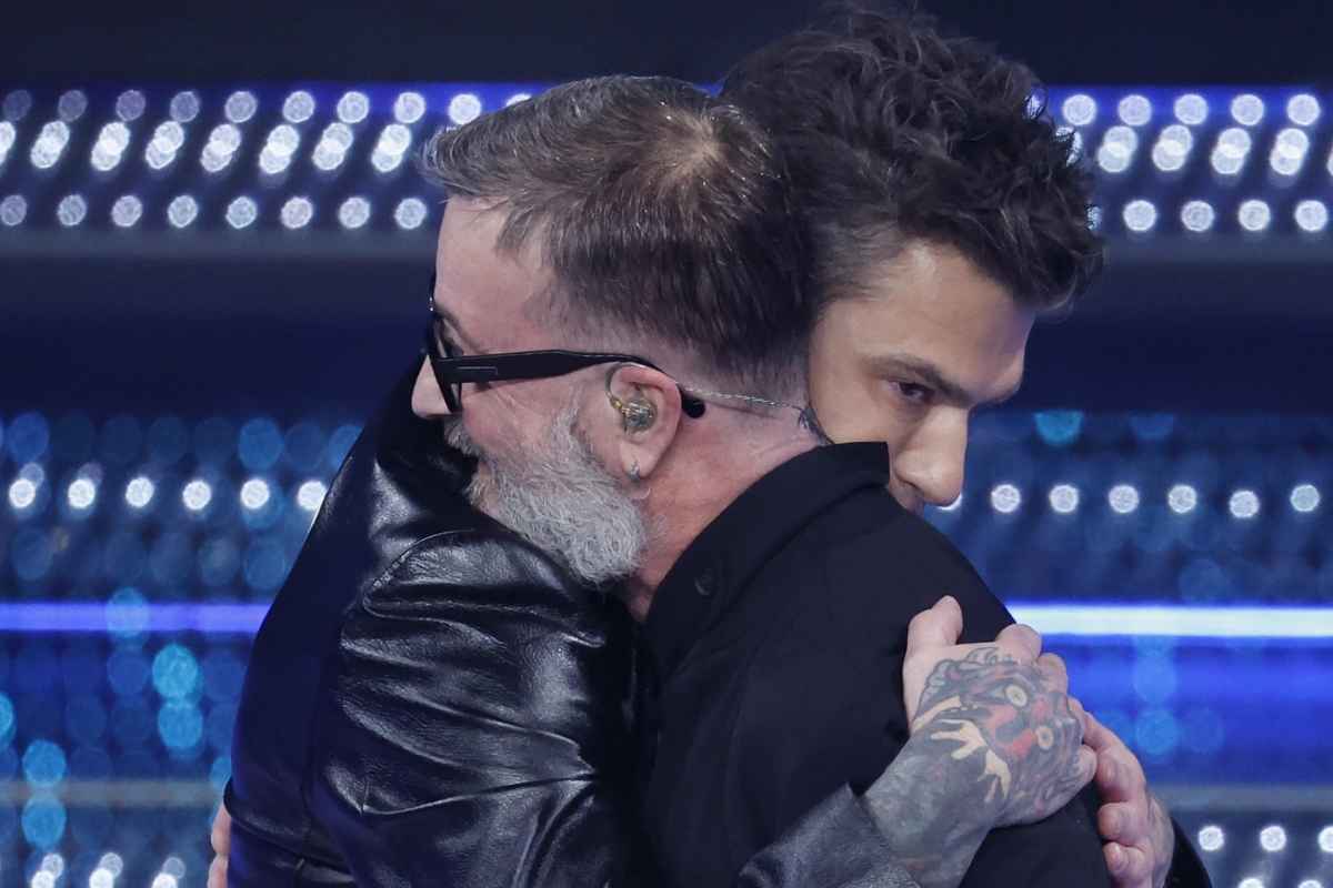 Fedez e Marco Masini si abbracciano a Sanremo dopo l'esibizione