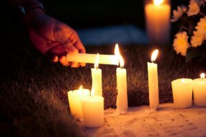 Un fedele accende una candela in chiesa