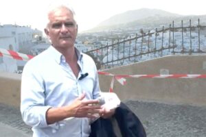 Giuseppe Mastrolorenzo e sullo sfondo Santorini