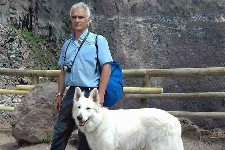 Il vulcanologo dell'Ingv Giuseppe Mastrolorenzo con il suo cane