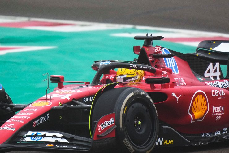 Hamilton durante i primi test a bordo di un Ferrari