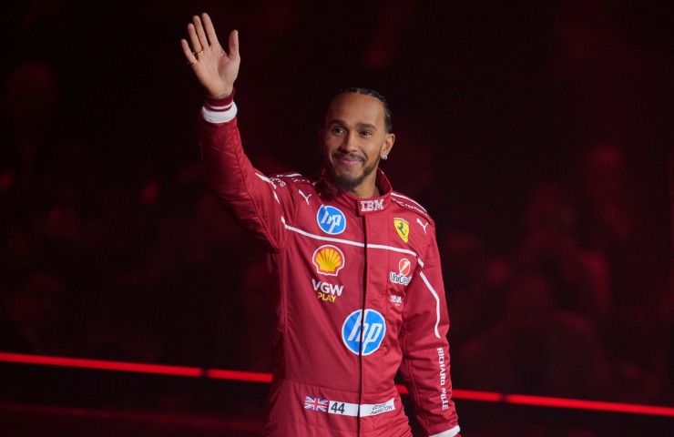 Lewis Hamilton saluta i suoi nuovi tifosi