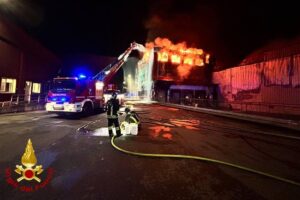 Vigili del fuoco al lavoro per spegnere le fiamme allo Stabilimento Inalca a Reggio Emilia