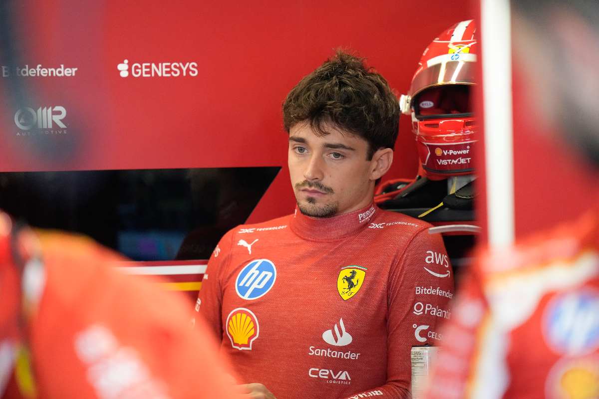 Leclerc resta di stucco, l’annuncio su Hamilton lascia impietrito il monegasco