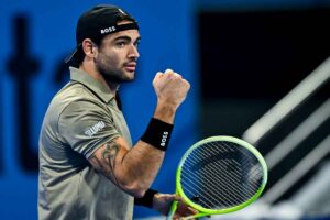 Matteo Berrettini esulta dopo aver conquistato un punto