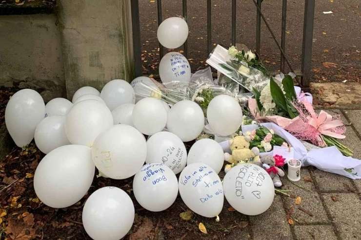 Palloncini bianchi lasciati sotto casa di Aurora Tila dopo la sua morte