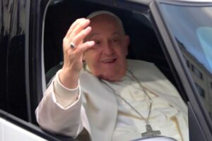 Papa Francesco saluta i fedeli