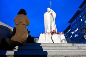 Papa ricoverato, una fedele in preghiera