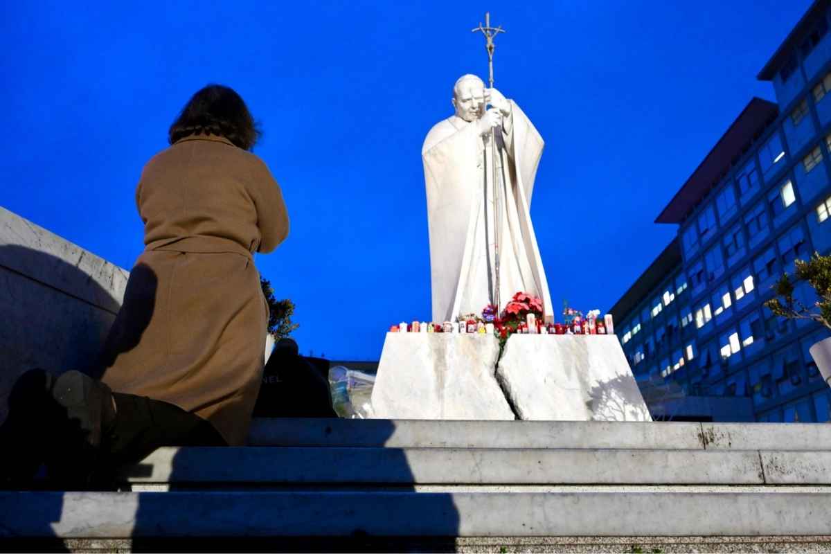 Il cuore regge, Bergoglio migliora: come sta oggi Papa Francesco. La sua catechesi sui Magi: “Dio rende liberi di servire con dignità”