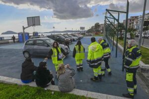 La Protezione Civile accoglie i cittadini sul lungomare di Pozzuoli dopo il terremoto nei Campi Flegrei