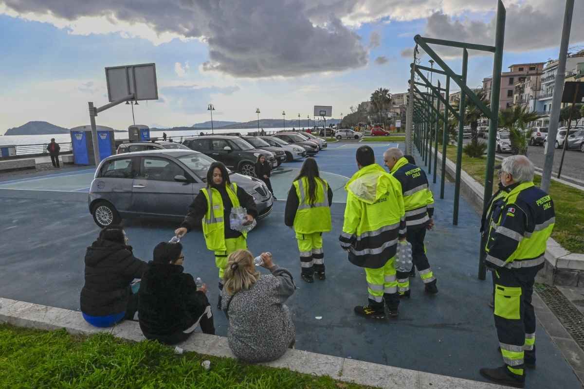 Terremoti Campi Flegrei, l’allarme del vulcanologo: “Niente è normale”. Cosa fanno le istituzioni per proteggere i cittadini