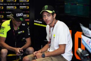 Valentino Rossi nel box del suo Team