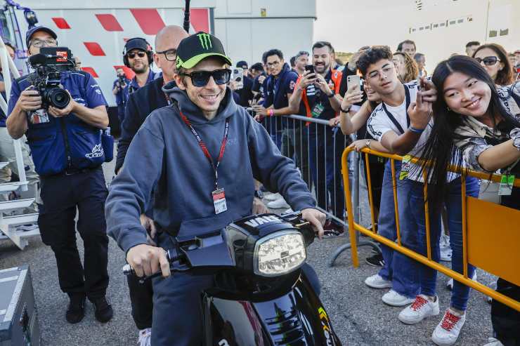 Valentino Rossi alla guida di uno scooter