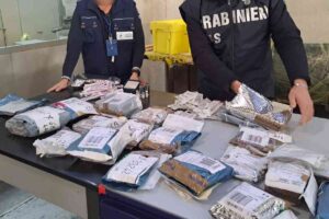 carabinieri dei nas davanti al tavolo con vari pacchetti contenenti farmaci contraffatti