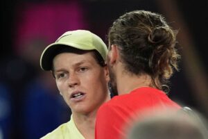 L'abbraccio tra Sinner e Zverev agli Australian Open