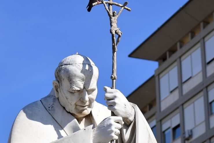 La statua di Papa Francesco all'esterno del Policlinico Gemelli