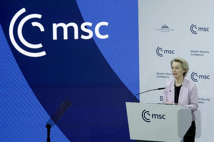 Ursula von der Leyen al microfono durante una conferenza