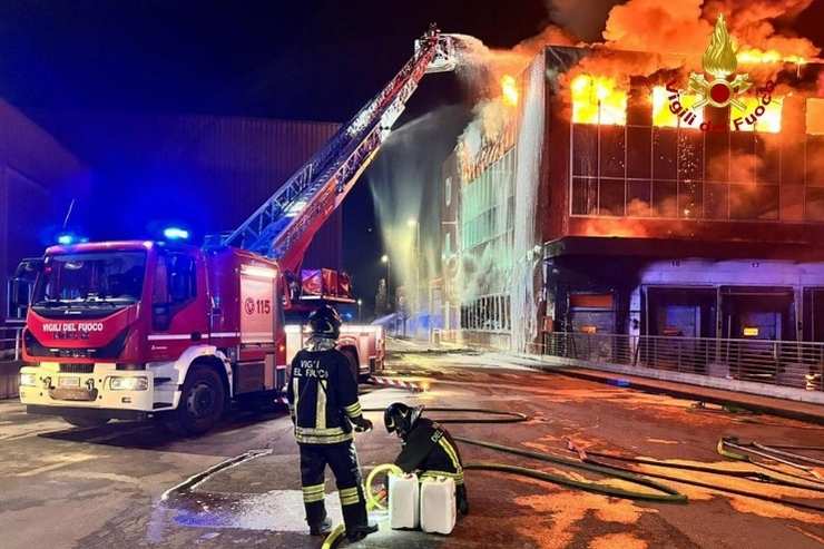 Vigili del fuoco allo stabilimento Inalca per spegnere le fiamme che sono divampate nell'edificio