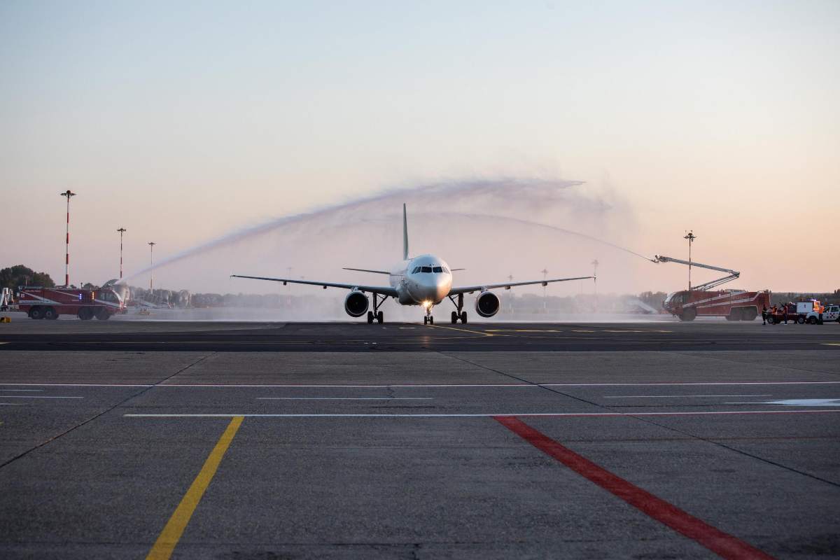 Allarme bomba, aereo fatto atterrare a Roma: attenzione massima a Fiumicino