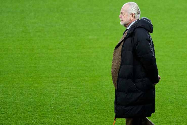 aurelio de laurentiis in campo in piedi