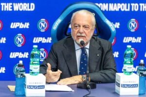 de laurentiis seduto parla al microfono in conferenza stampa