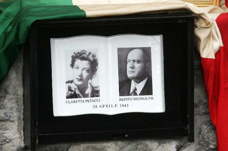 una foto commemorativa di mussolini e claretta