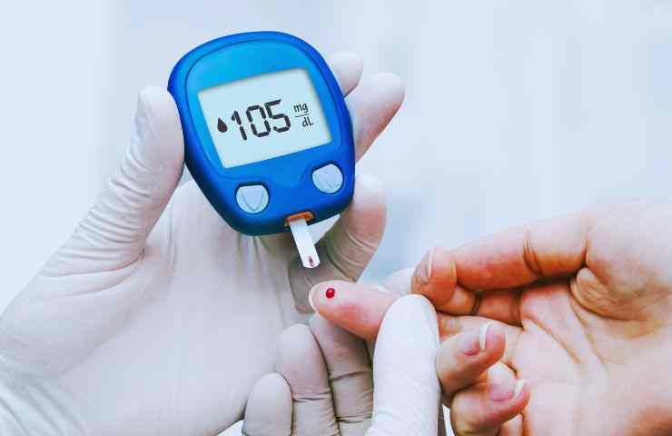 un dottore che sottopone al test del diabete una persona