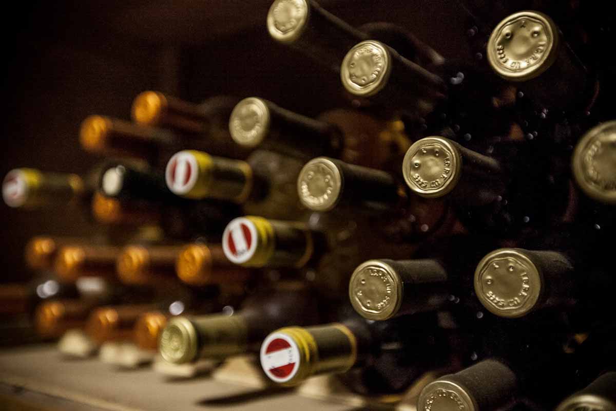 bottiglie di vino disposte orizzontalmente