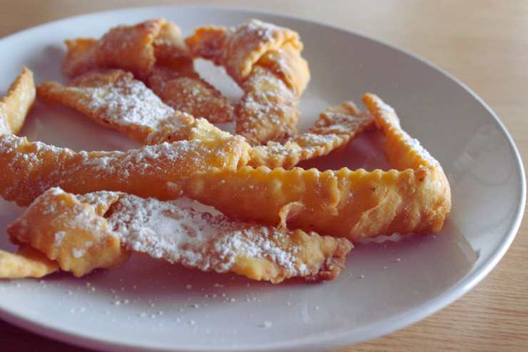 chiacchiere in un piatto con zucchero a velo