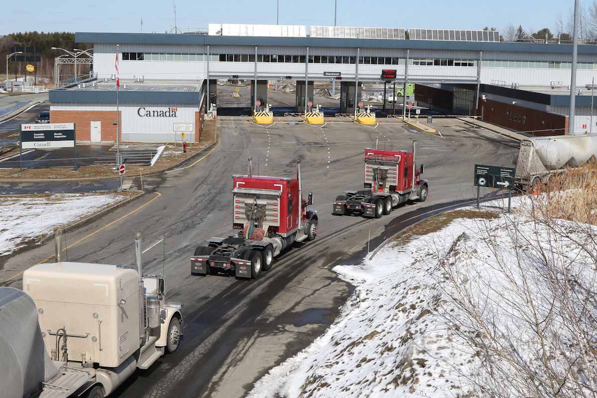 camion al confine tra il Canada e gli Stati Uniti