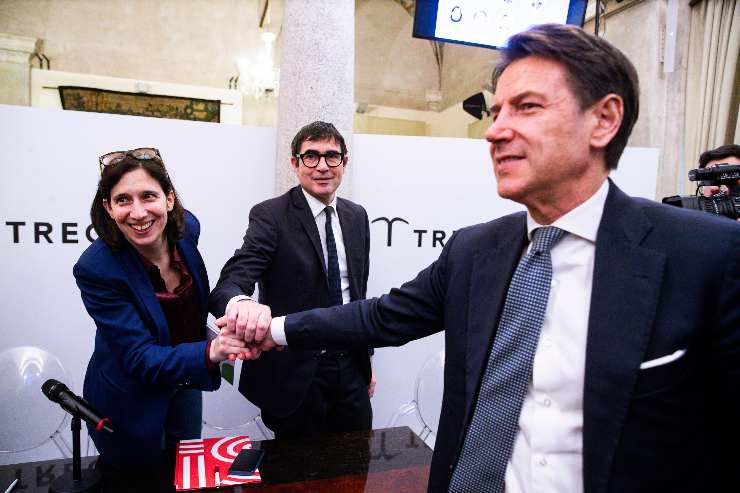 conte da la mano alla schlein