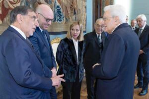 giorgia meloni e sergio mattarella discutono con altre persone