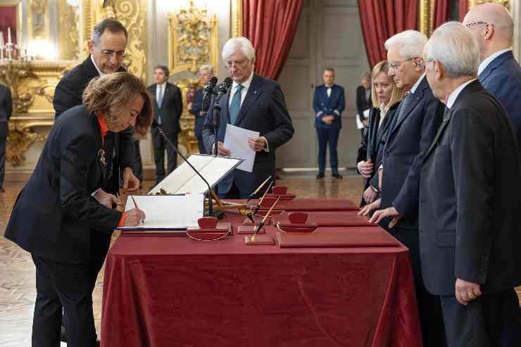 sergio mattarella alla firma di documenti con altre persone