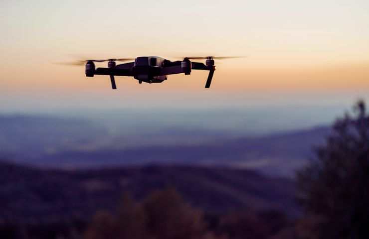 un drone che vola nel cielo