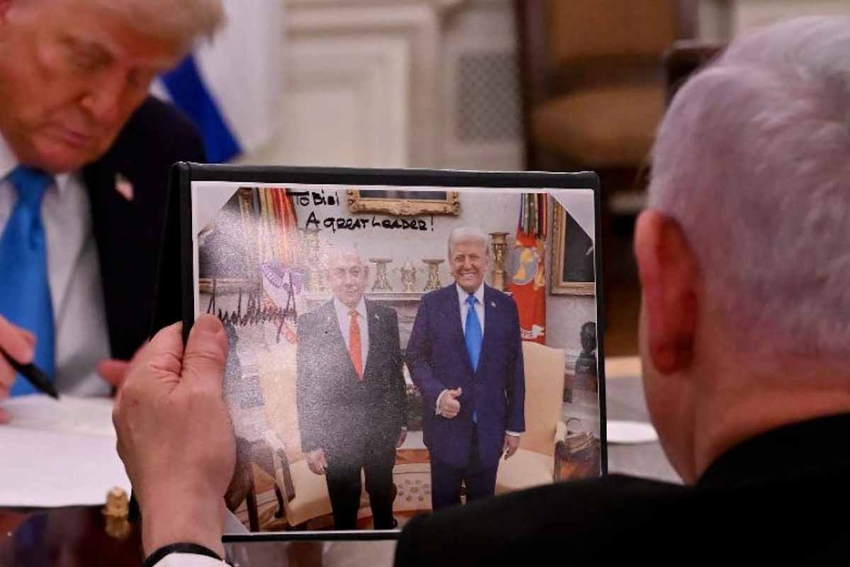 una foto che ritrae Donald Trump e Benjamin Netanyahu