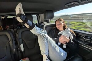 francesca micheilin in auto con il tutore alla caviglia e un peluche in mano