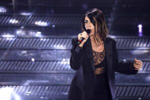 giorgia canta sul palcoscenico del teatro ariston