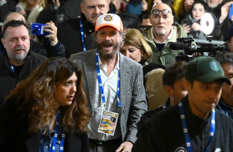 Lorenzo Jovanotti sorride in mezzo a una folla di gente