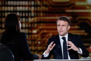 macron parla con una persona che è di spalle