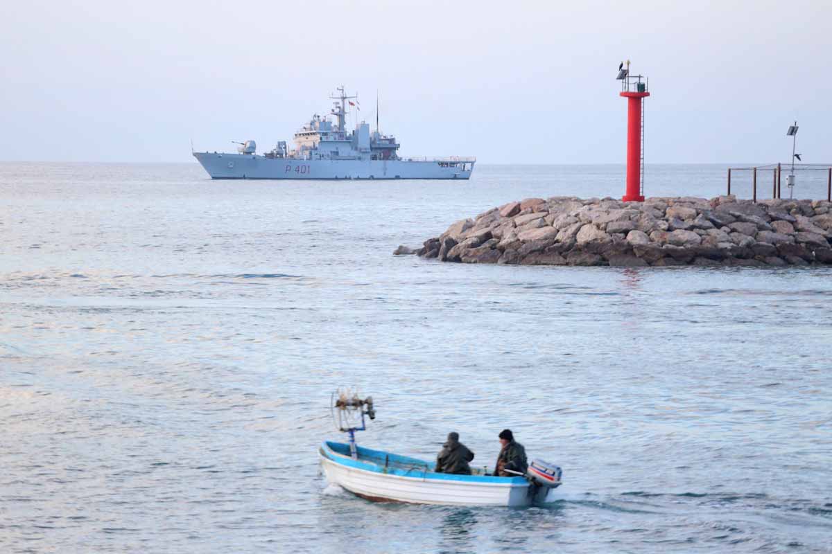 una barca di pescatori che guarda verso una nave