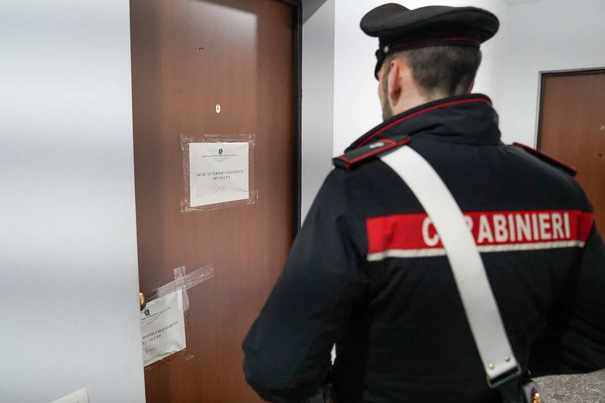 carabiniere e porta sigillata dopo l'omicidio