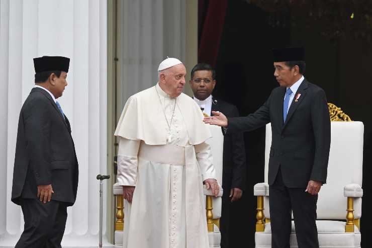 papa francesco in piedi di fronte ai fedeli