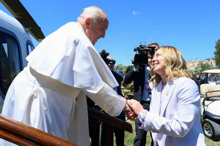 papa francesco saluta dandole la mano Giorgia Meloni