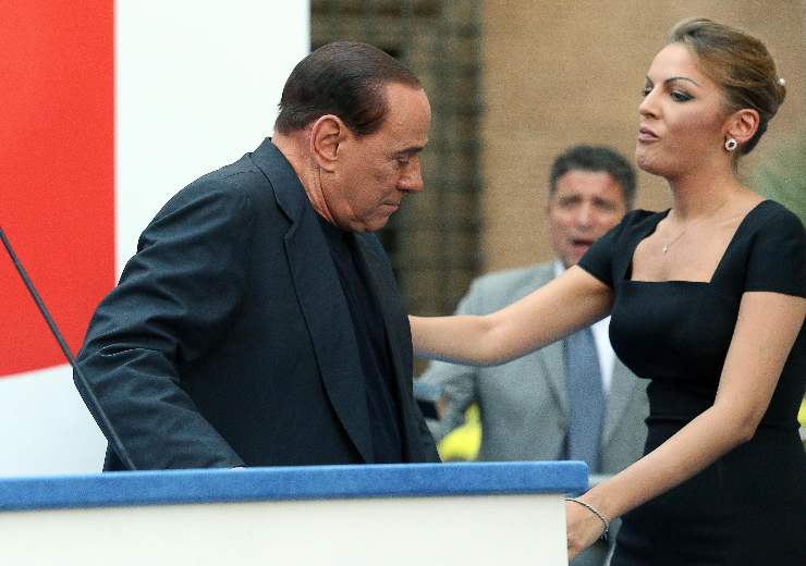 berlusconi accompagnato da francesca pascale