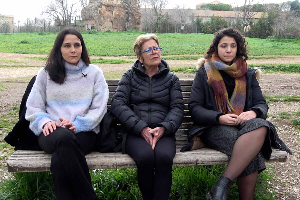 tre donne sedute su una panchina