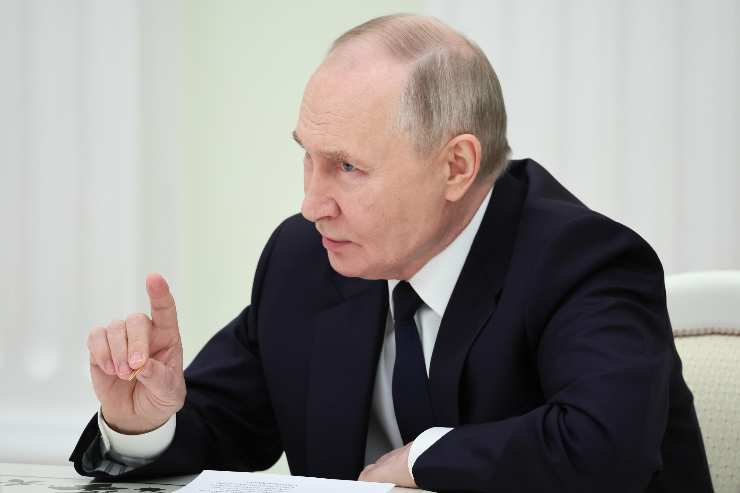 putin parla e indica con il dito