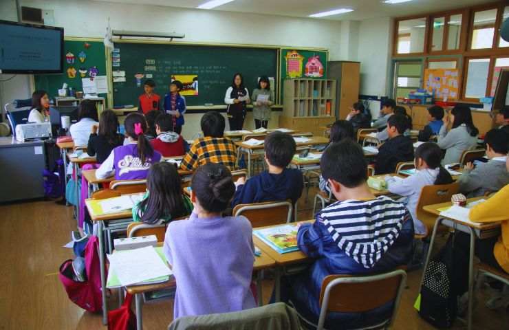 alunni seduti ai banchi di scuola durante la lezione