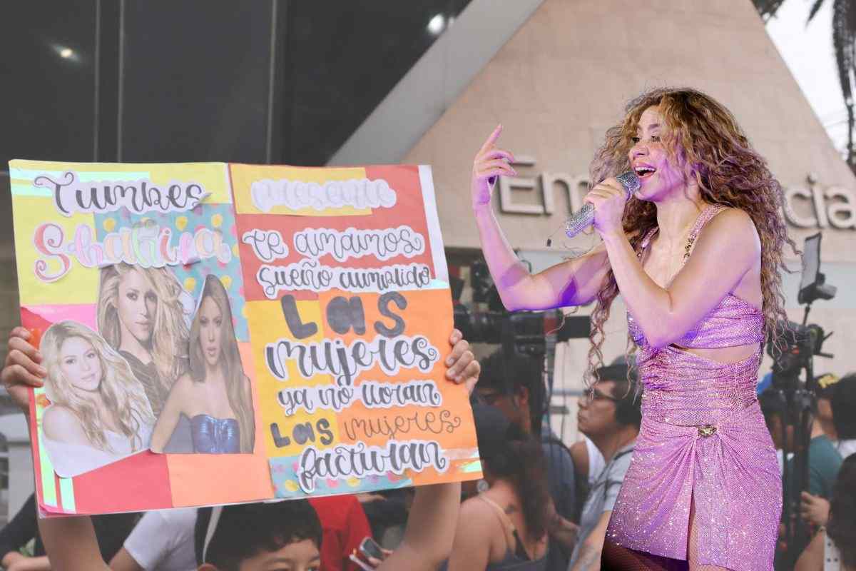 shakira e i cartelloni fuori dall'ospedale