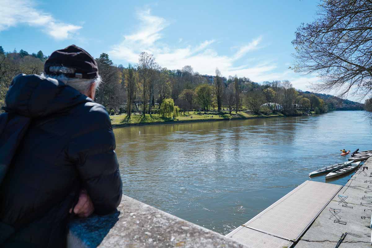 un uomo guarda verso un lago