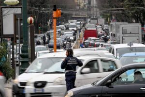 una donna della polizia urbana al centro del traffico veicolare